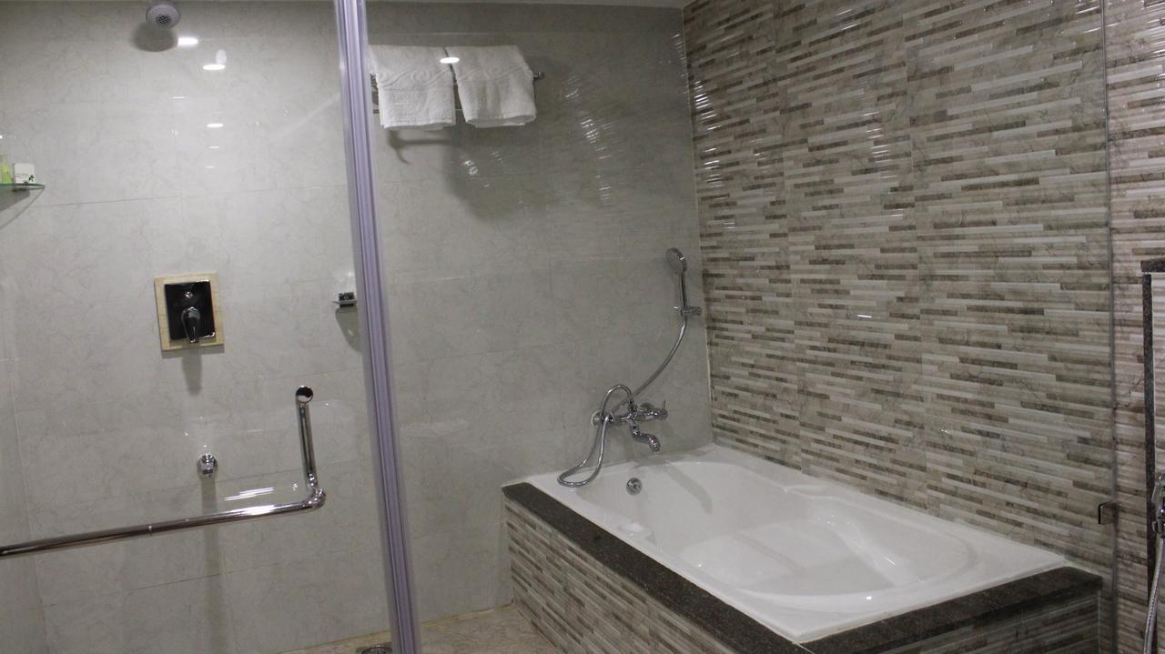 Hotel Ajantha Evergreen Vijayawāda Dış mekan fotoğraf